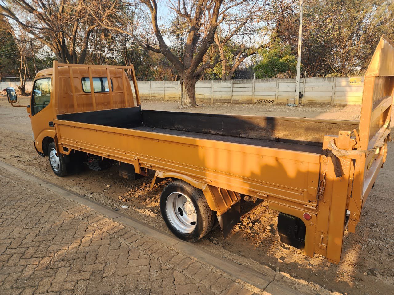 Hino dutro in Harare
